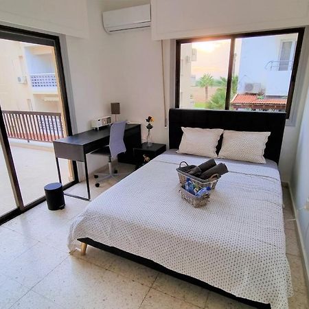Cozy Beach Apt / 100 Mbit+ Netflix / Near Airport Larnaca Buitenkant foto