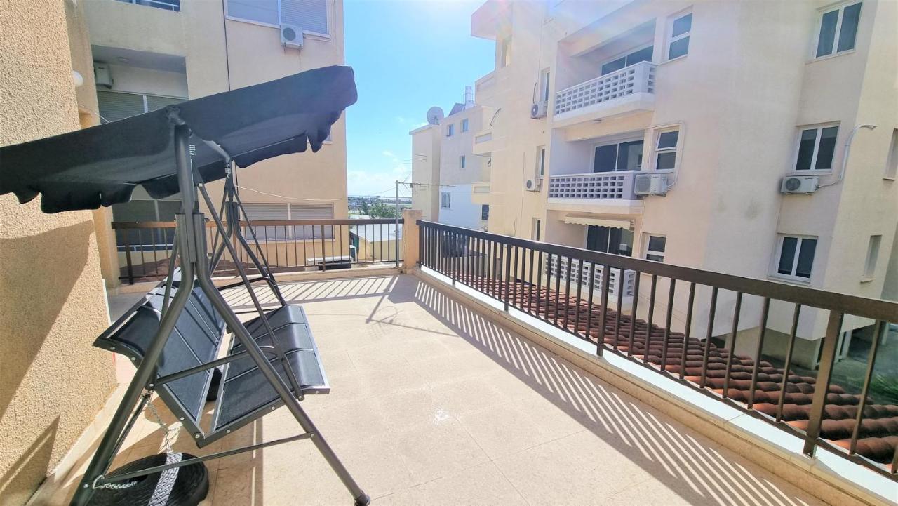 Cozy Beach Apt / 100 Mbit+ Netflix / Near Airport Larnaca Buitenkant foto